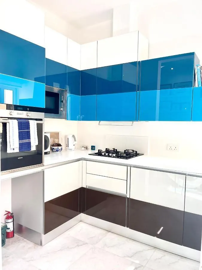 Bright Bookworm'S Haven Apartment Sliema