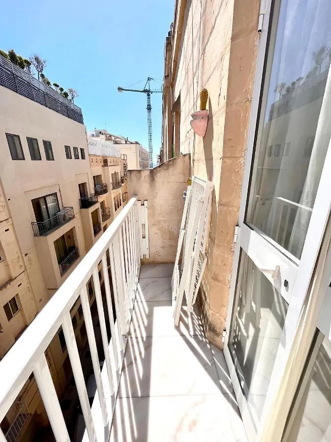 Bright Bookworm'S Haven Apartment Sliema